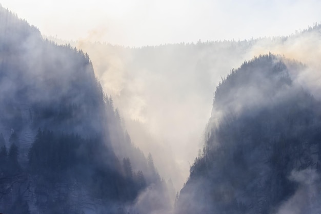 BC Incendi boschivi e fumo sopra la montagna vicino a Hope durante una calda giornata estiva di sole