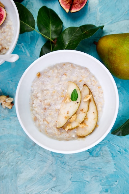 Bcosy, gufo di porridge con fettine di pere e noci