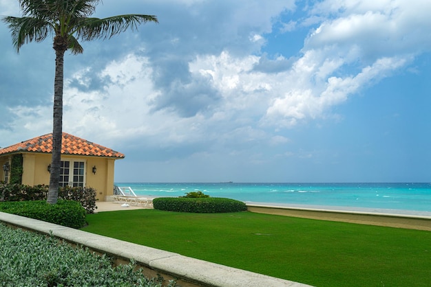 Beach lounge lettini con piscina privata con vista panoramica sul mare in villa