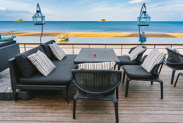 Beach lounge terrace con coppia sedia e tavolo vista mare, paesaggio estivo