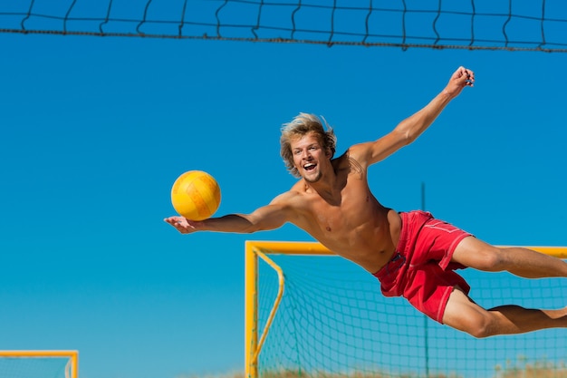 Beach volley - uomo che salta