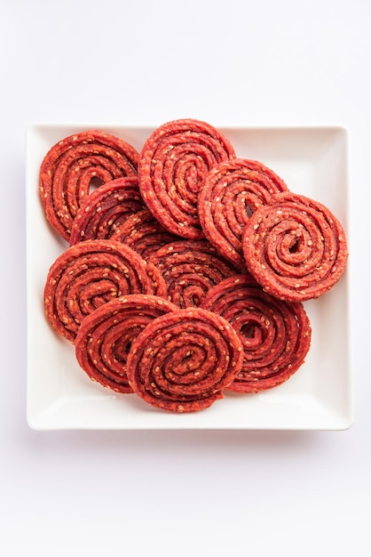 Beatroot chakli murukku Beetroot chakli uno spuntino fritto a spirale dall'India realizzato nel festival Diwali