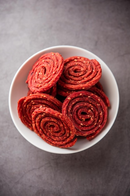 Beatroot chakli murukku Beetroot chakli uno spuntino fritto a spirale dall'India realizzato nel festival Diwali