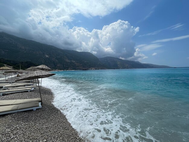 Beautful vista spiaggia Spiaggia e montagna Paesaggio