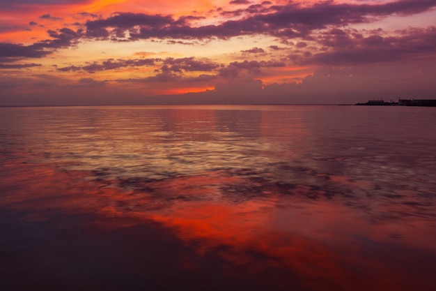 Beautifu di tramonto del paesaggio nel mare.