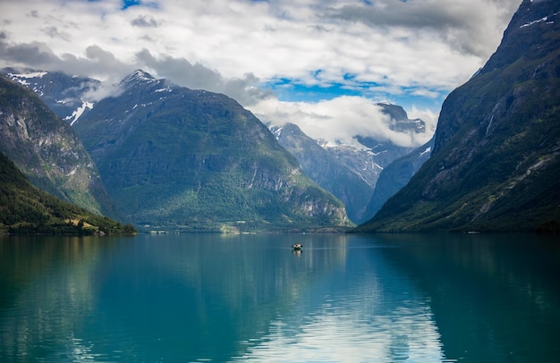 Beautiful Nature Norvegia paesaggio naturale lago lovatnet Lodal Valley