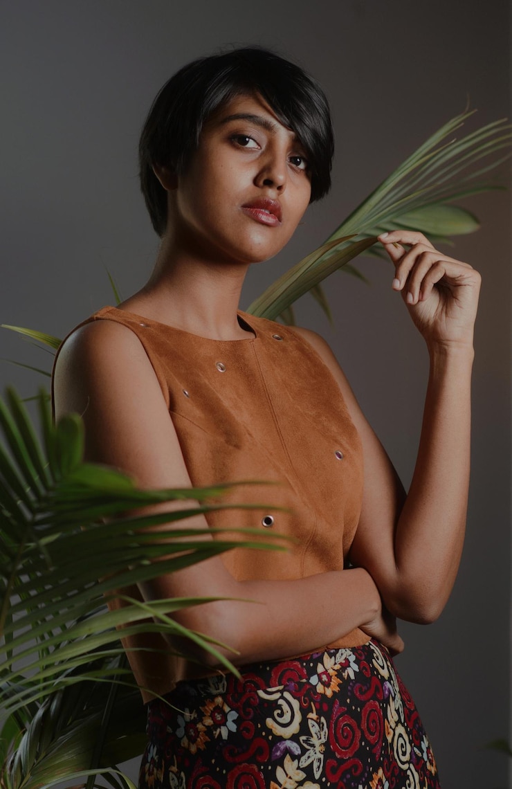 Photo beautiful young woman standing against gray background