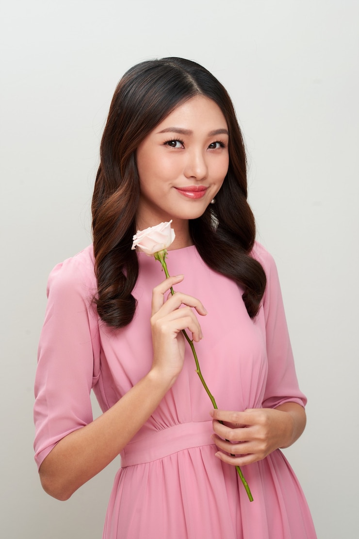 Photo beautiful young woman with flowers. perfect skin.