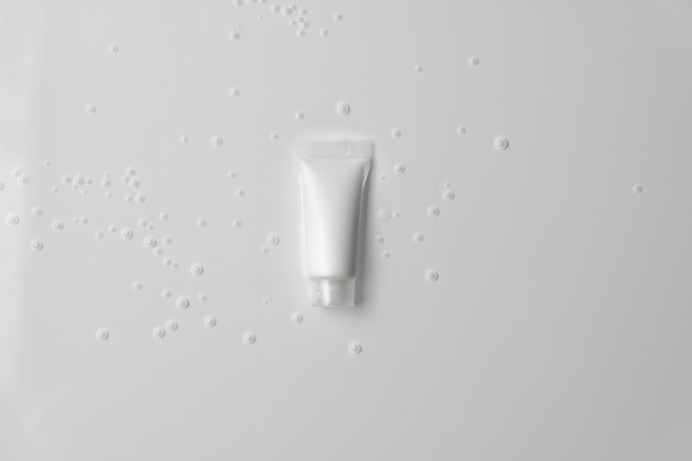 Beauty spa medico cura della pelle e lozione cosmetica bottiglia crema confezionamento prodotto su sfondo bianco acqua con bolle d'aria. Siero medicinale per viso antietà al collagene, pulizia