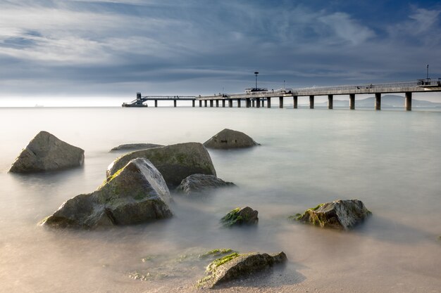 Beautyful Autumn Sunrise sulla spiaggia