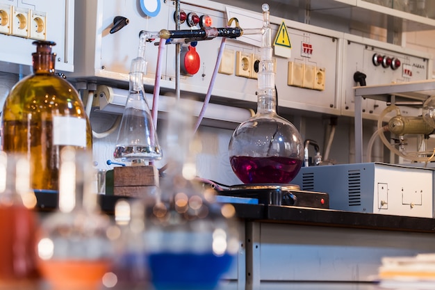 Becher con liquido colorato in laboratorio