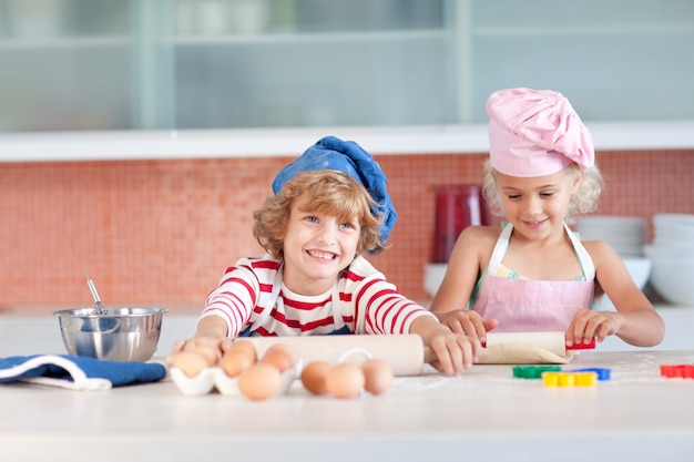 Bei bambini che cuociono in una cucina