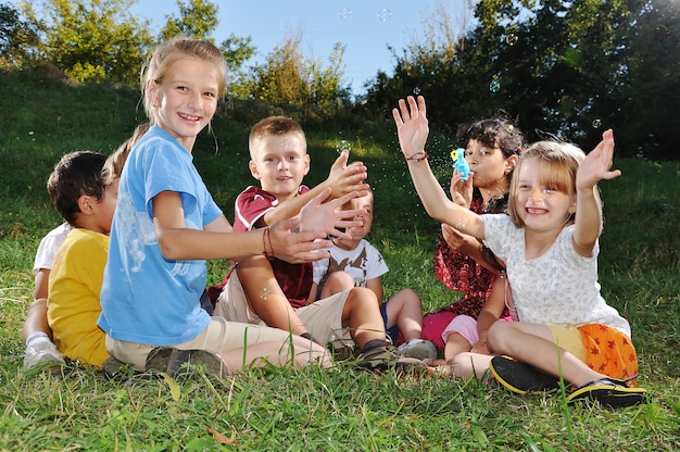 Bei bambini felici che giocano sulla terra all&#39;aperto