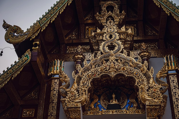 Bei dettagli delle belle arti tailandesi al tempio buddista