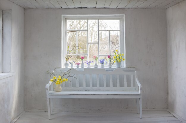 Bei fiori della molla nell'interno bianco d'annata