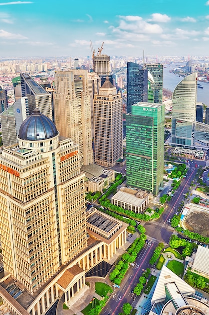 Bei grattacieli dell'ufficio, costruzione della città di Pudong, Shanghai, Cina.