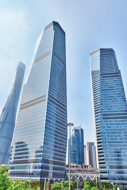 Bei grattacieli dell'ufficio, costruzione della città di Pudong, Shanghai, Cina.