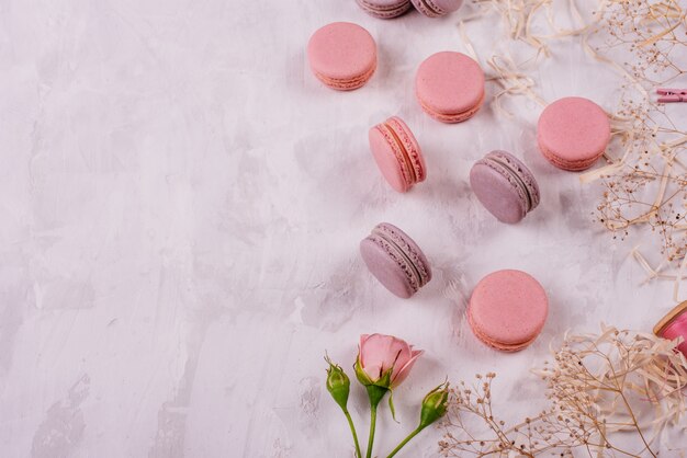 Bei maccheroni saporiti rosa su un fondo concreto