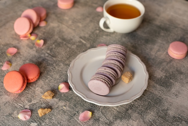 Bei maccheroni saporiti rosa su un fondo concreto