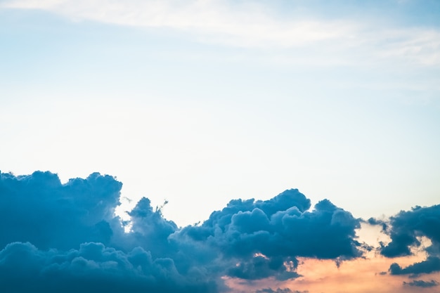 Bei nuvola e cielo prima del fondo di tramonto