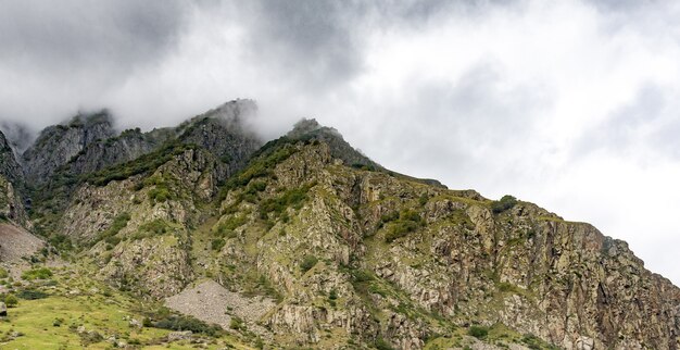 Bei paesaggi con alte montagne della Georgia