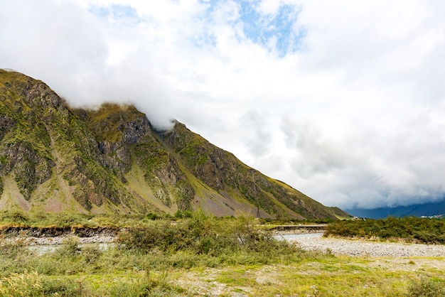 Bei paesaggi con alte montagne della Georgia