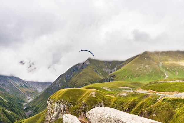 Bei paesaggi con alte montagne della Georgia