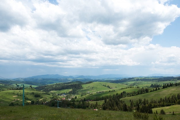 Bei paesaggi delle montagne dei Carpazi ucraini