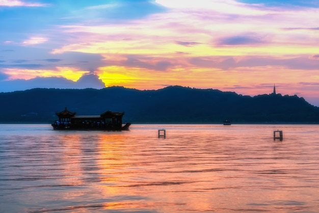 Bei paesaggio architettonico e paesaggio del lago ad ovest a Hangzhou