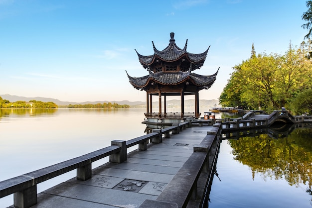 Bei paesaggio e paesaggio architettonici in lago ad ovest, Hangzhou