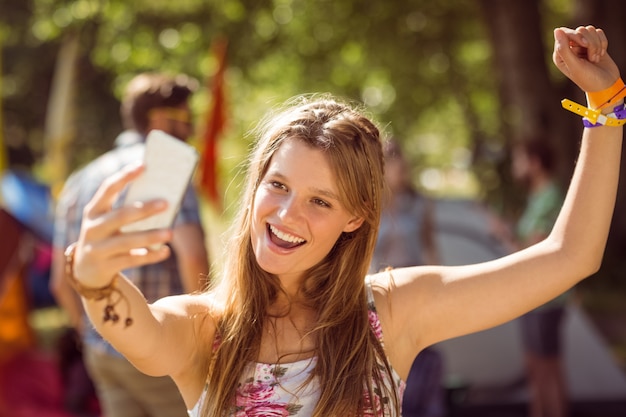 Bei pantaloni a vita bassa che prendono un selfie