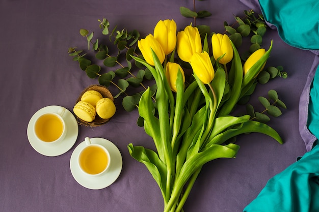 Bei tulipani gialli con bevanda calda e macarons