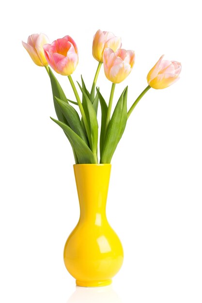 Bei tulipani in vaso giallo