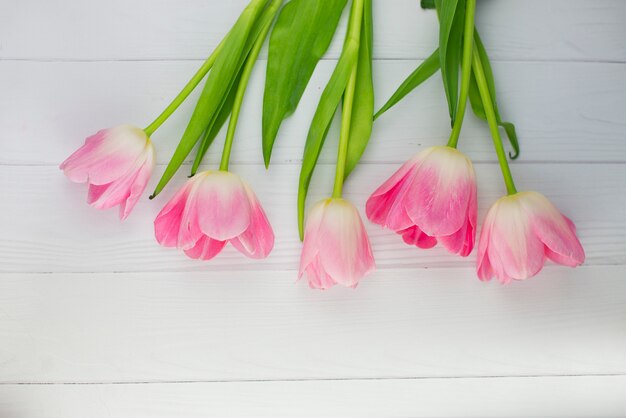 Bei tulipani per le vacanze di primavera sulla tavola di legno