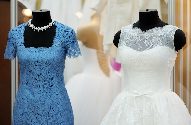 Bei vestiti da sposa su un manichino all&#39;interno