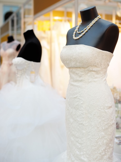 Bei vestiti da sposa su un manichino