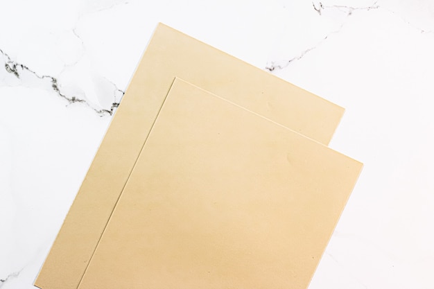 Beige a carte su sfondo di marmo bianco come cancelleria per ufficio flatlay branding di lusso flat lay e ...