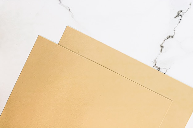 Beige a carte su sfondo di marmo bianco come cancelleria per ufficio flatlay branding di lusso flat lay e ...