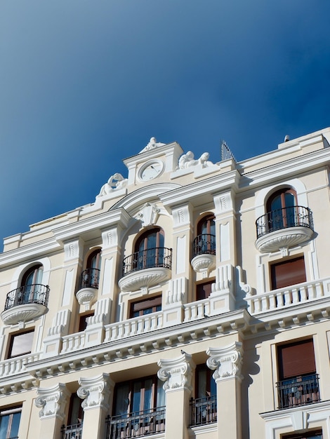 Beige facciata classica dell'edificio nel quartiere centrale del centro di Madrid Spagna Foto verticale