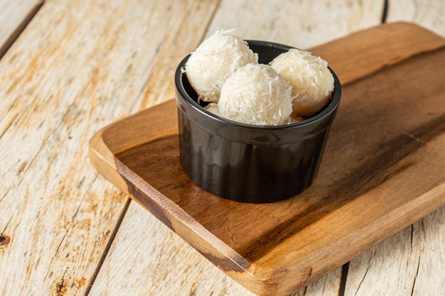 beijinho, caramelle al cocco, dessert per merende da festa