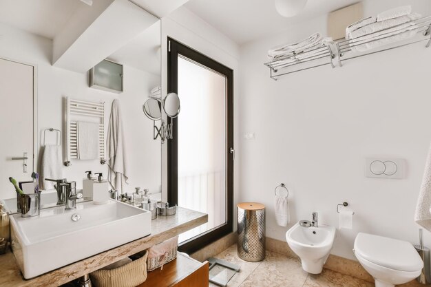 Bel bagno con lavabo quadrato