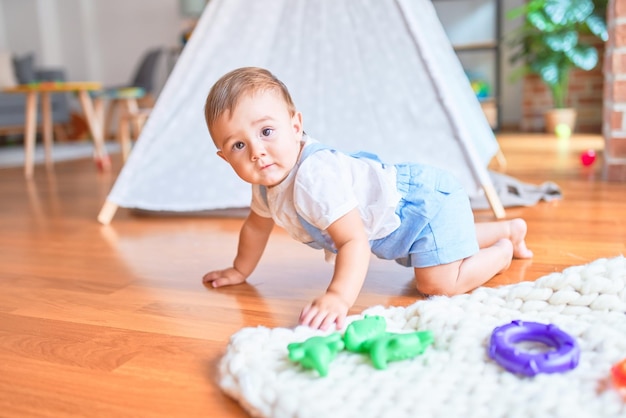 Bel bambino che striscia all'asilo