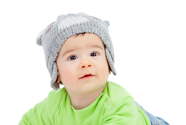 Bel bambino con cappello di lana