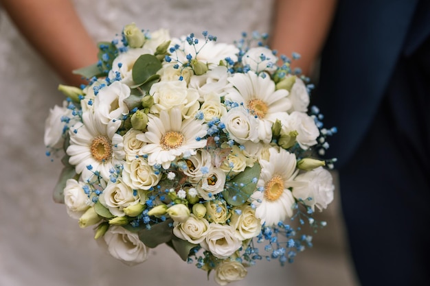 bel bouquet da sposa nella mano della sposa
