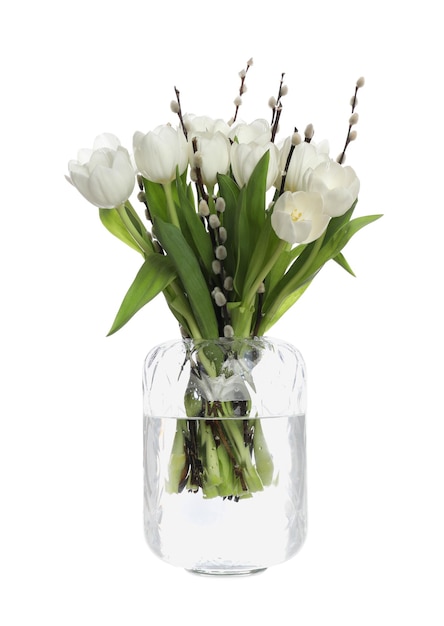 Bel bouquet di rami di salice e tulipani in vaso isolato su bianco
