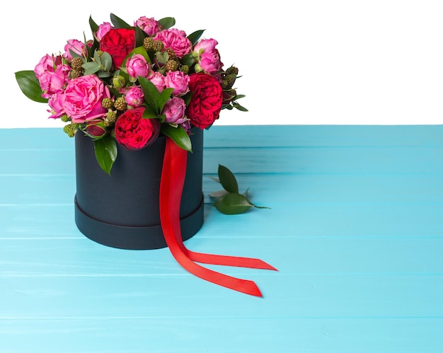 Bel bouquet di rose rosa e rosse e nastro rosso in una scatola nera circolare. Concetto di San Valentino e anniversario