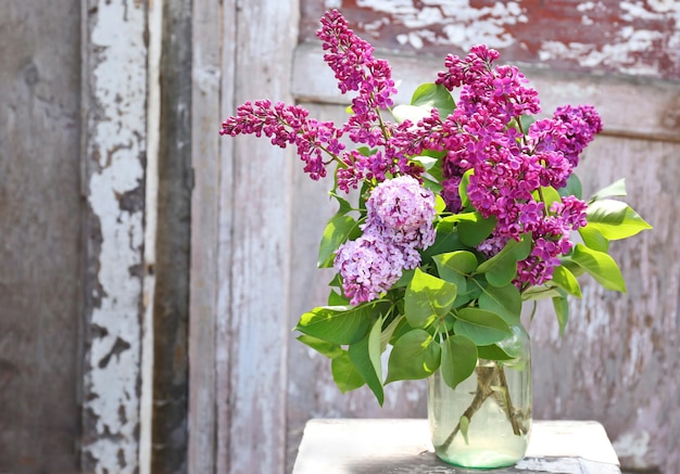 Bel bouquet fresco di lillà violetto