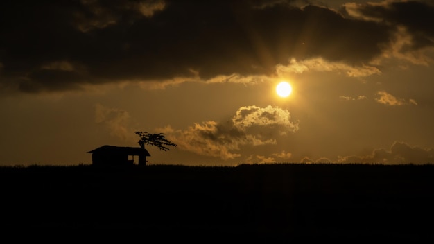 Bel cielo al tramonto con Cottage Silhouette