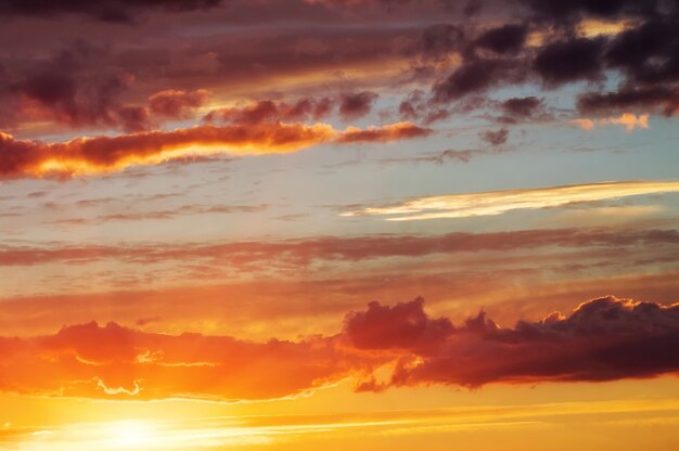 Bel cielo al tramonto con il sole. Sfondo del cielo.