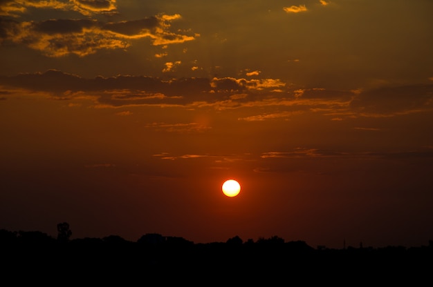 Bel cielo al tramonto con nuvole. Cielo astratto.